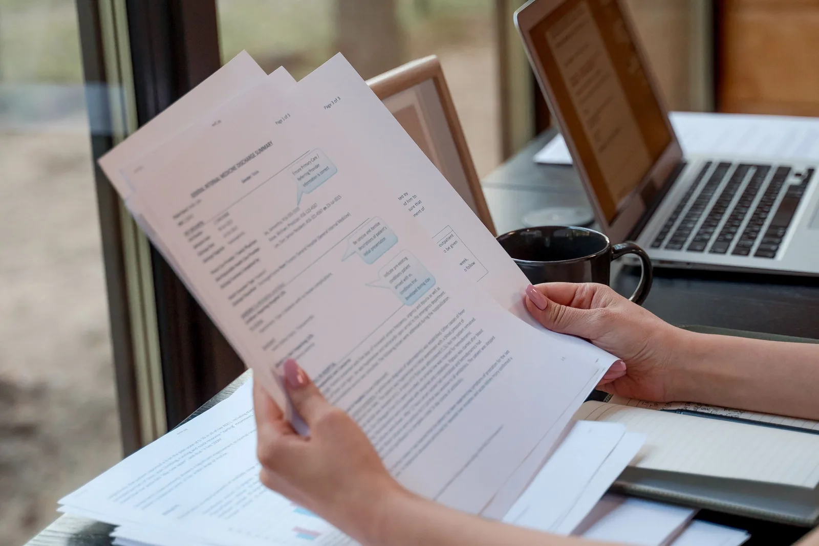 Ambiente de trabalho discreto com documentos e luz natural