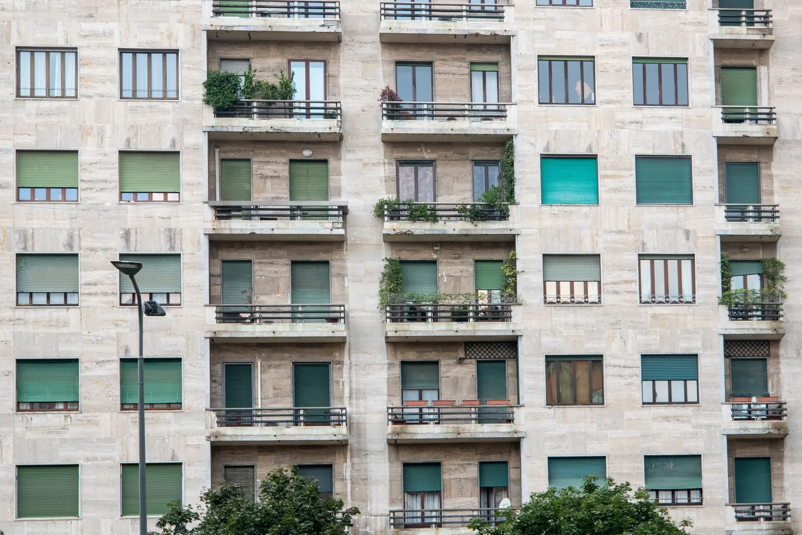 Fachada de um edifício residencial contemporâneo com varandas