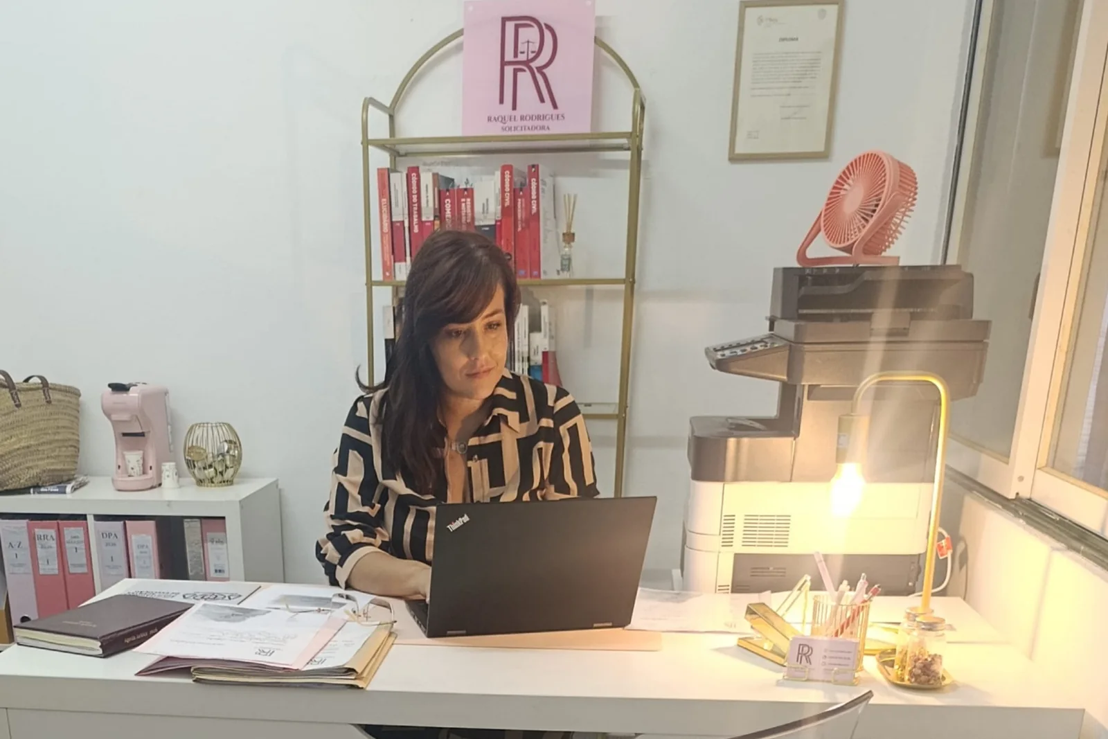 Raquel Rodrigues à secretária, no escritório em Azeitão