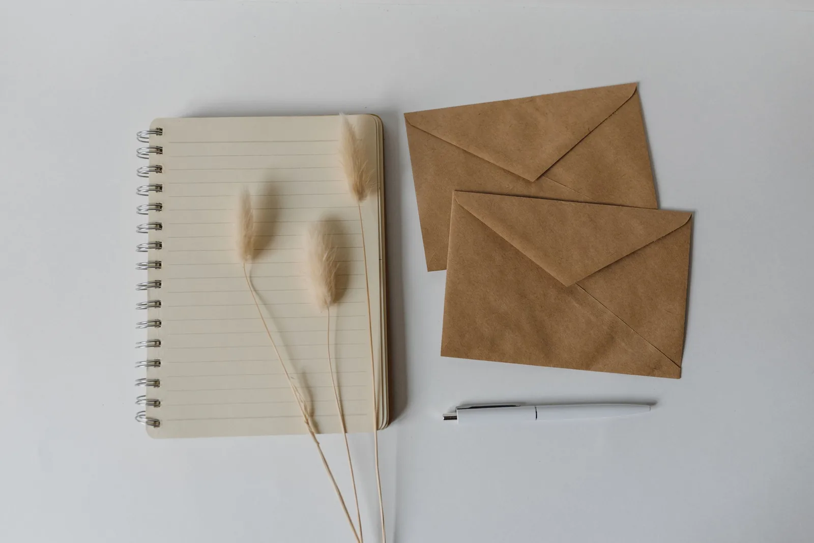 Documentos e uma caneta sobre uma mesa de madeira clara