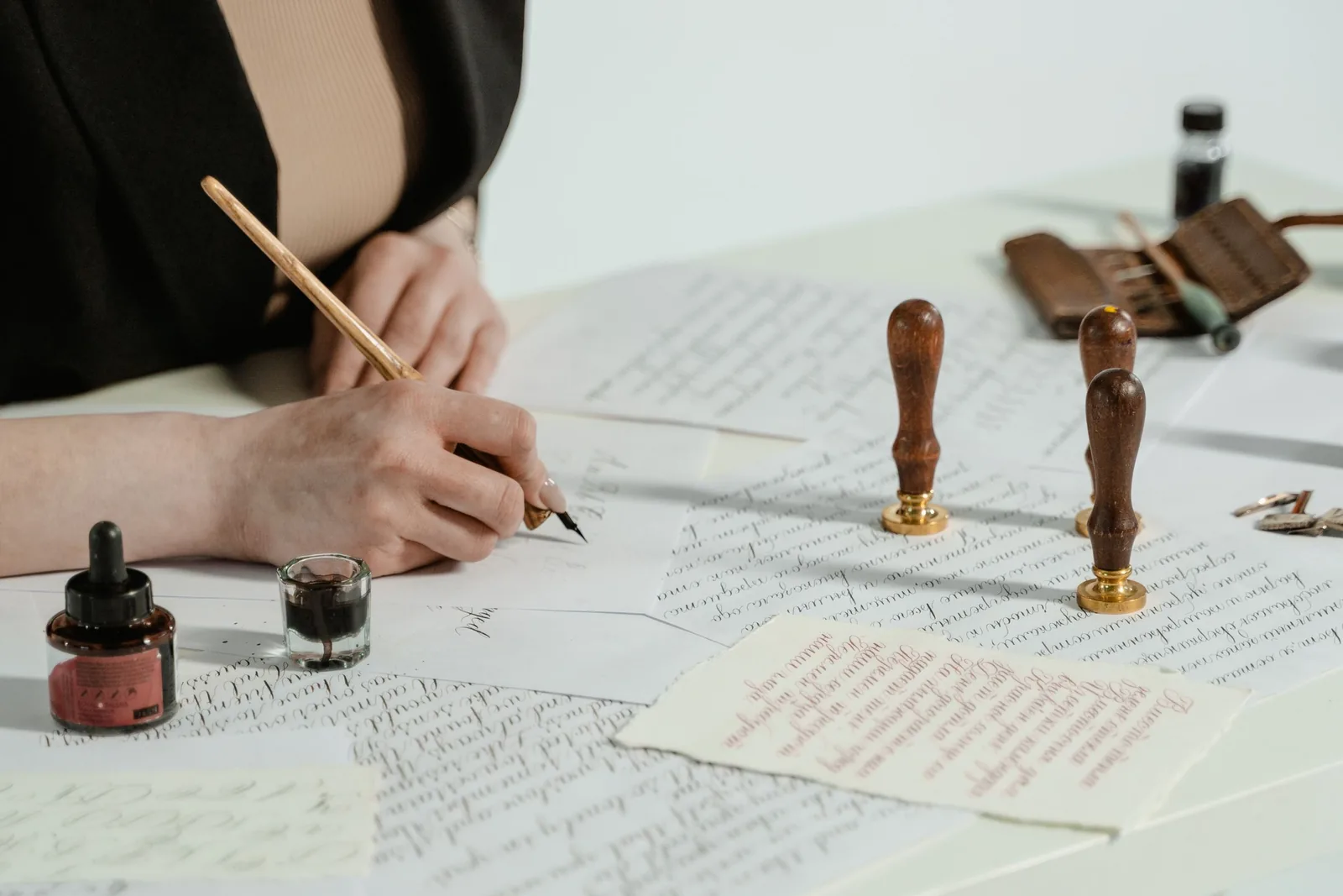 Documentos, caneta e uma folha timbrada sobre uma secretária clara
